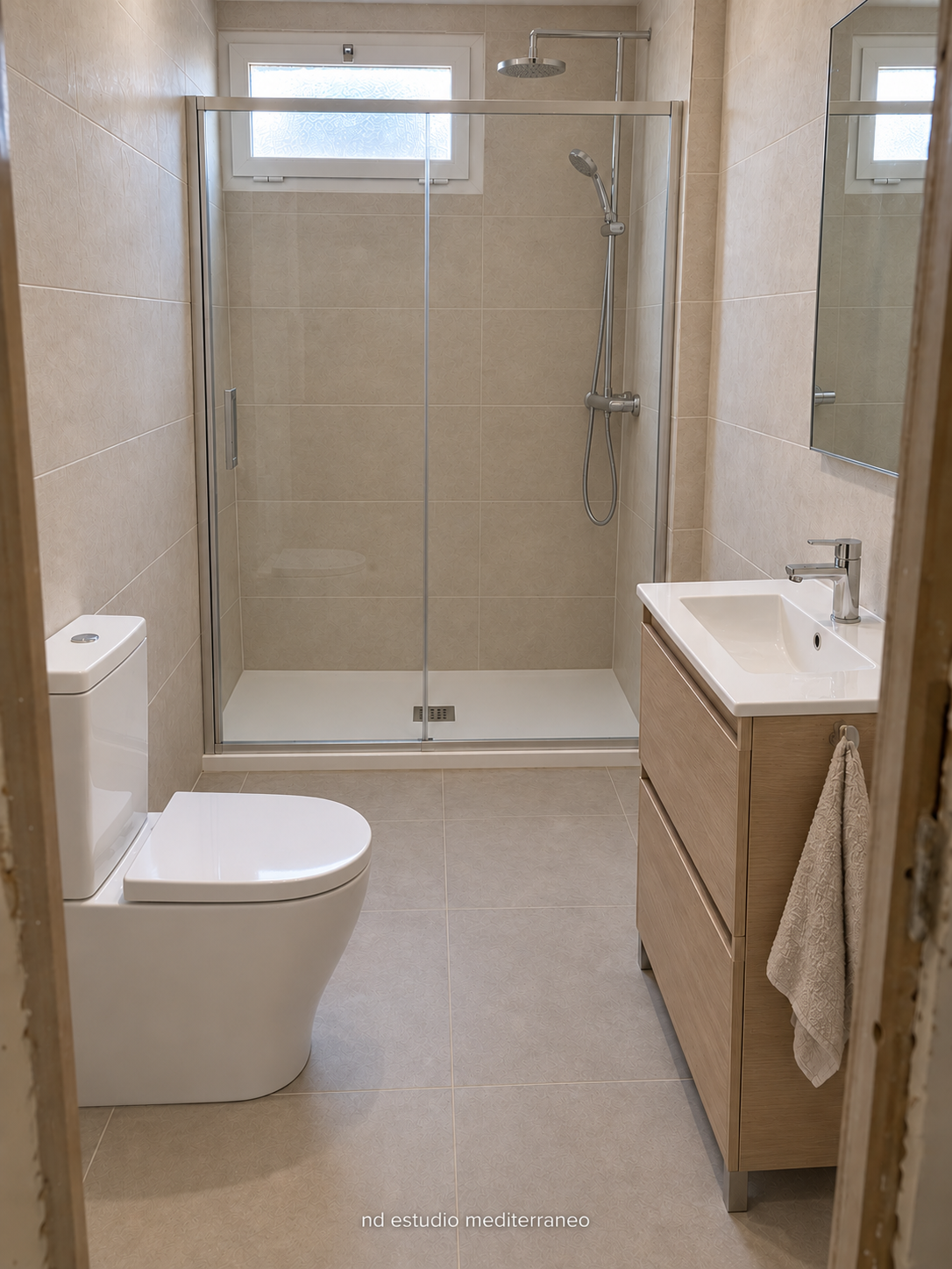 Baño compacto con ducha, mueble de lavabo de madera y revestimiento claro