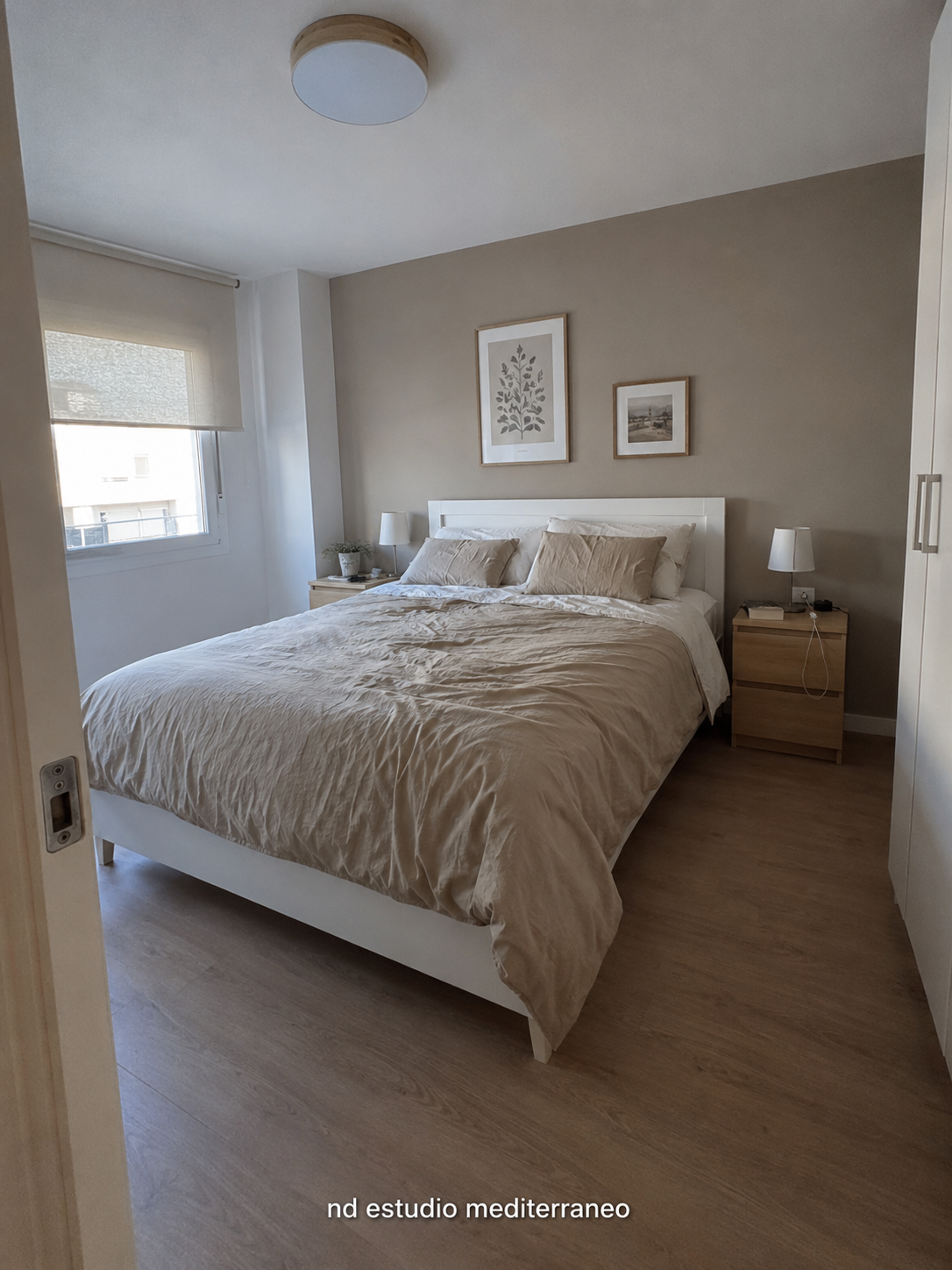 Dormitorio principal reformado con cabecero, mesillas de madera y lámparas a juego