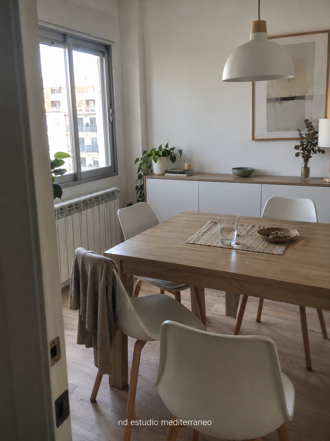 Comedor luminoso con mesa de madera, sillas blancas y aparador