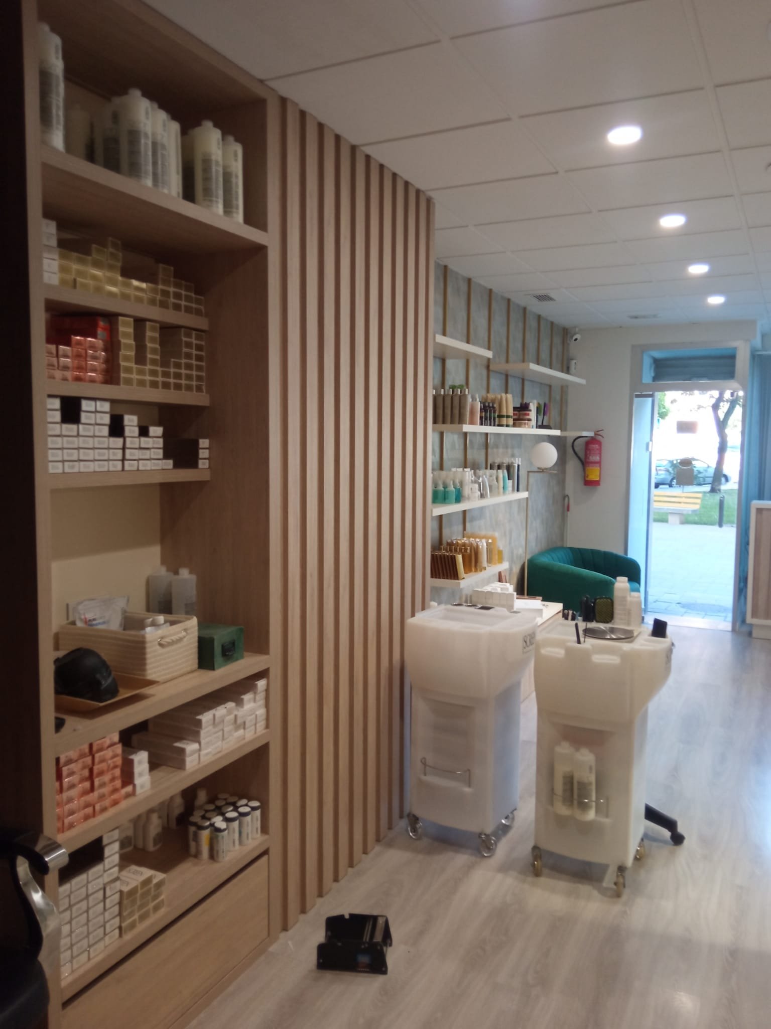 Local terminado con estanterías de exposición y revestimiento de listones de madera